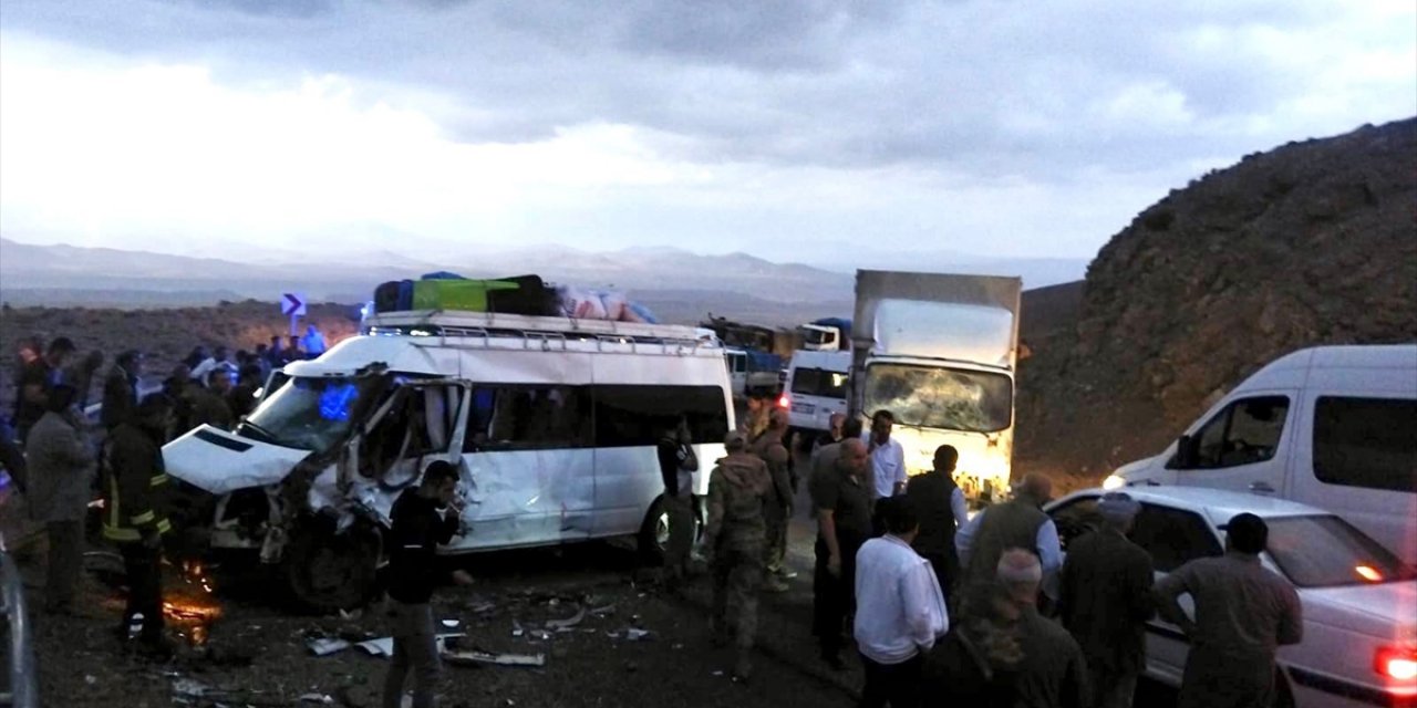 Minibüs ile kamyon çarpıştı: 1 ölü, 11 yaralı