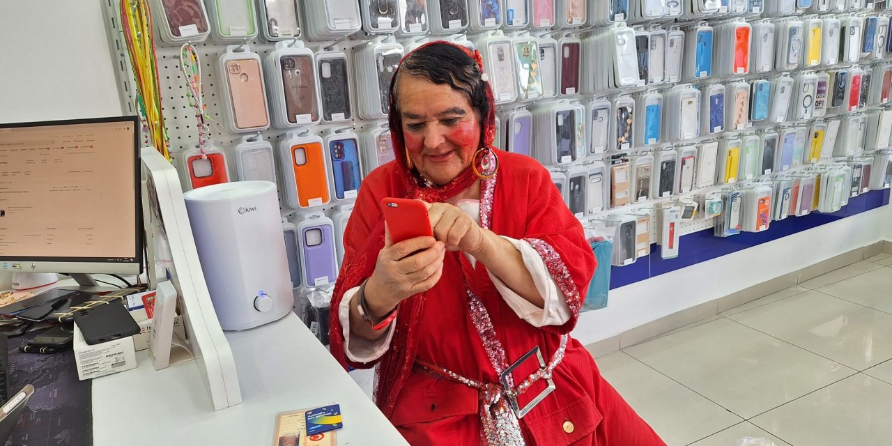Konya’nın ünlü kırmızılı kadını yeni telefonuna Kavuş'tu
