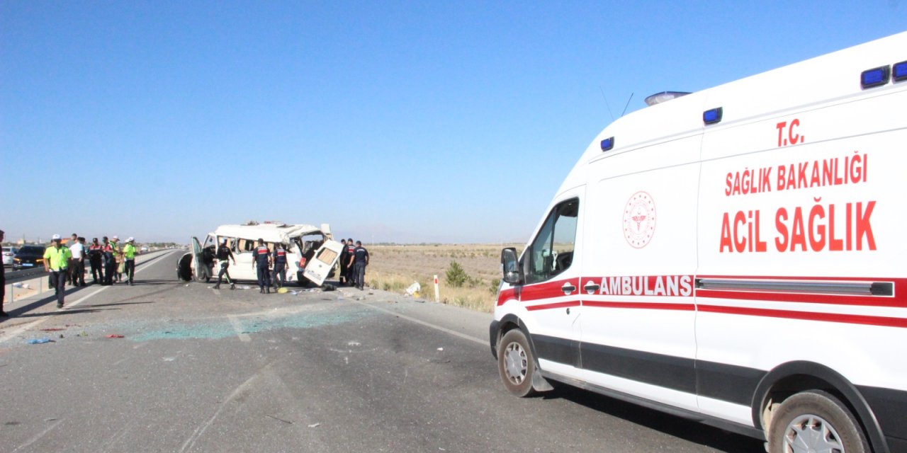 Konya yolunda yolcu minibüsü devrildi: 2 ölü, 9 yaralı