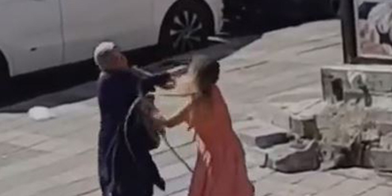 Yoldan geçen başörtülü kadınlara saldırdı