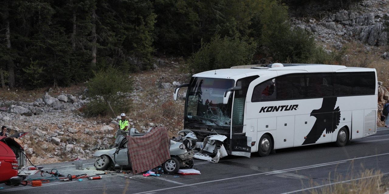 Konya yolunda yolcu otobüsü ile otomobil çarpıştı: Ölü ve yaralılar var