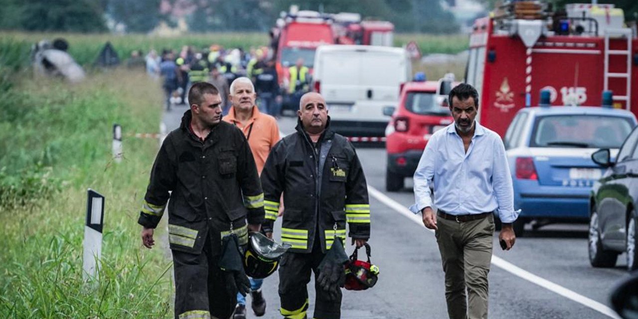 İtalya'da akrobasi uçağı düştü: 1 ölü