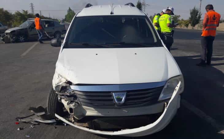 Konya'da iki otomobil çarpıştı