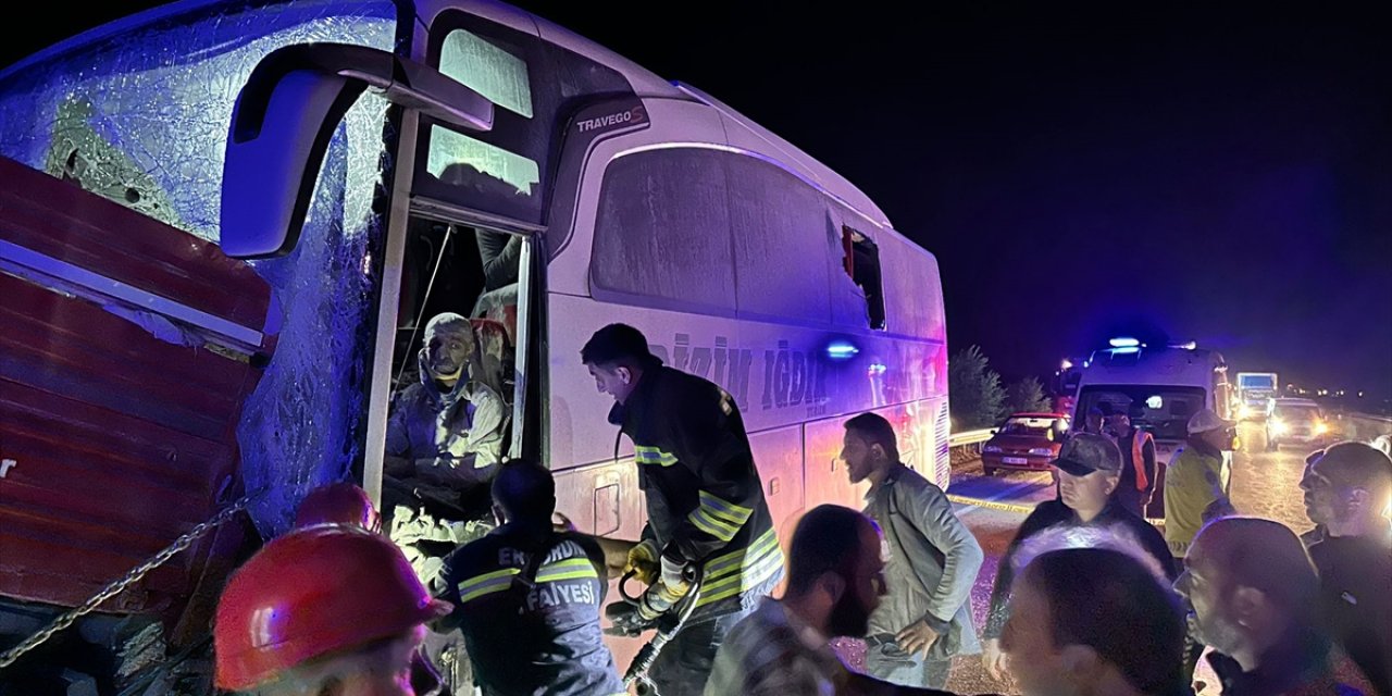 Yolcu otobüsü ile traktör çarpıştı! 2 ölü, 18 yaralı