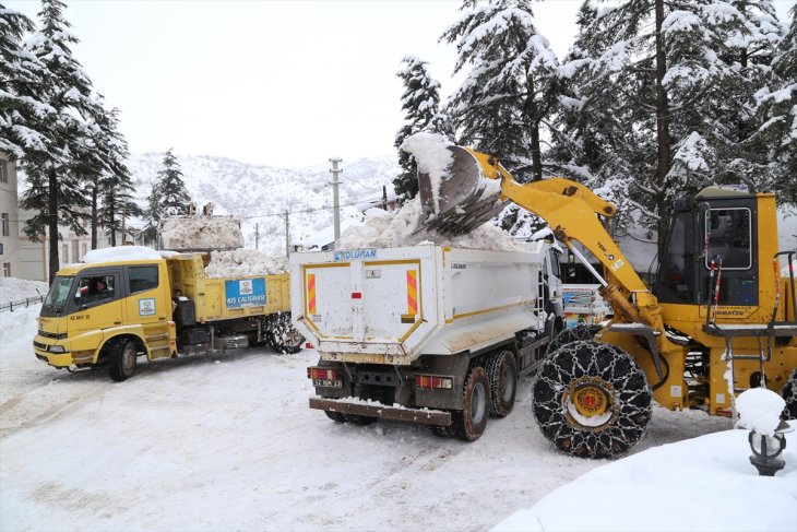 Konya’nın bu ilçesinde karlar, kamyonlarla dışarıya taşınıyor