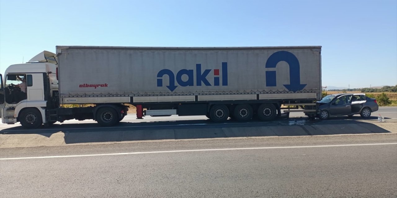 Konya’da TIR'a çarpan otomobildeki 4 kişi yaralandı