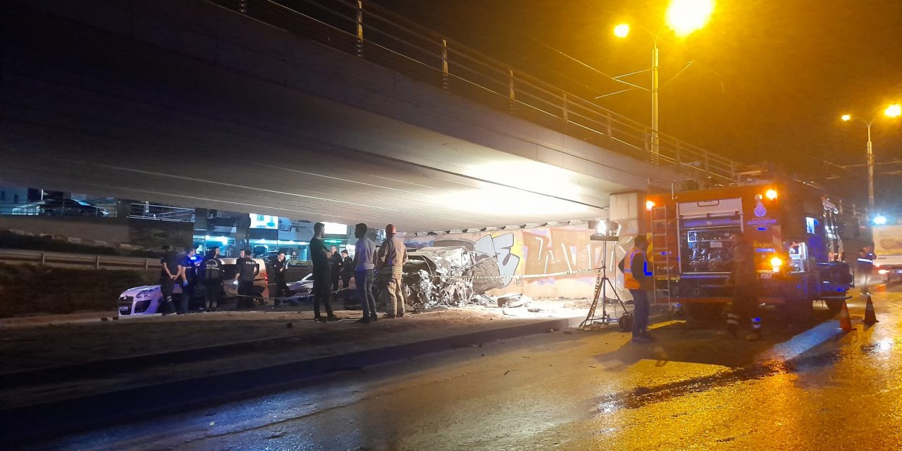 Otomobil köprünün beton bloğuna çarptı: 4 ölü