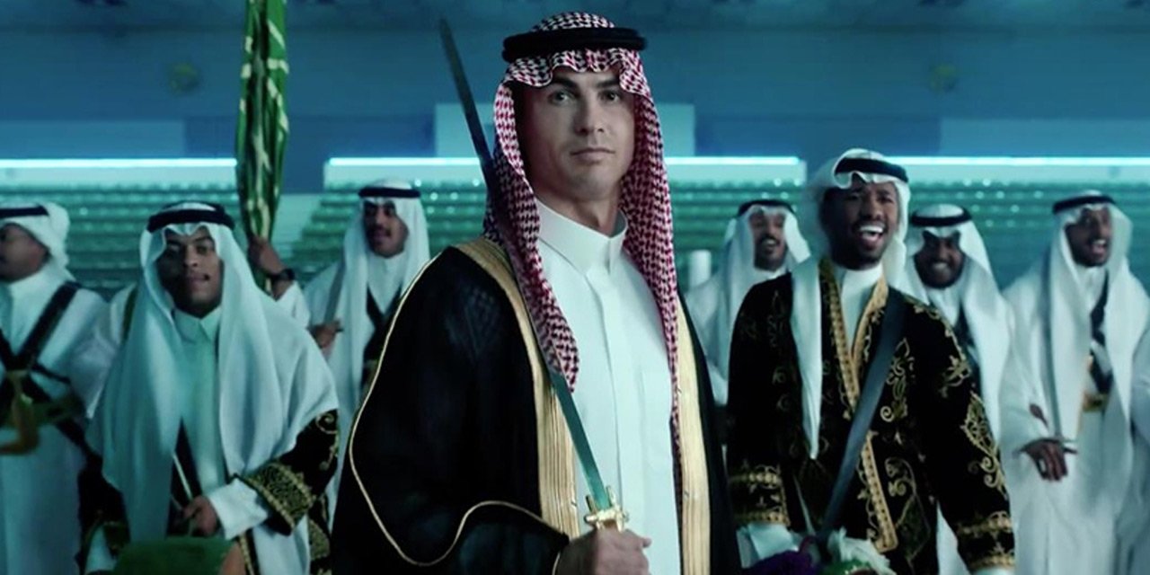 Ronaldo Arap kıyafetleri giydi, kılıç dansı yaptı