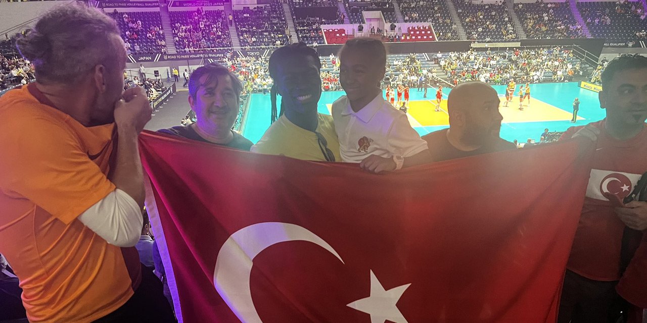 Gomis Türkiye-Brezilya maçını izledi