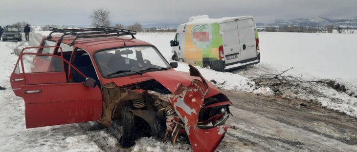 Konya'da buzlanmanın olduğu yolda kaza: 2 yaralı