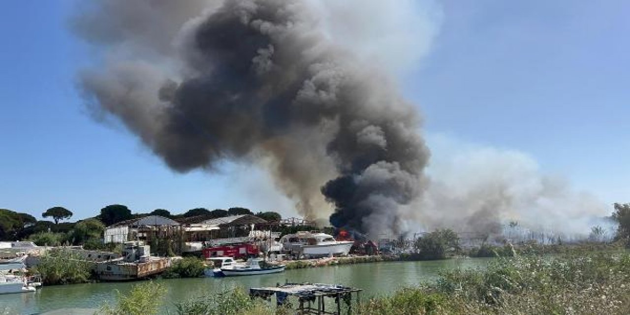 Antalya'da orman yangını teknelere sıçradı