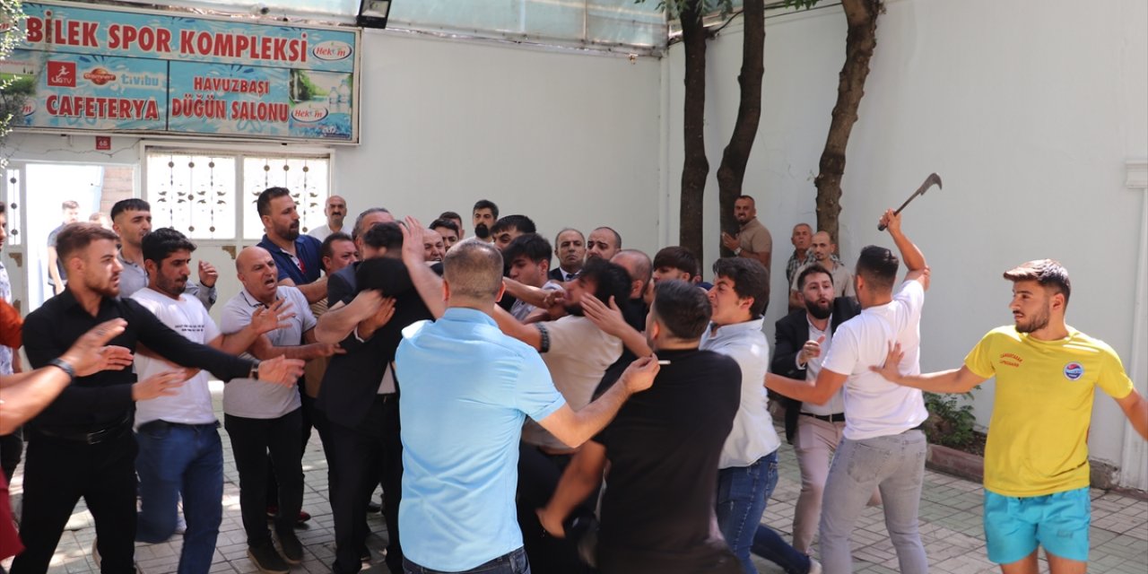 Yok artık! CHP il kongresinde biri kavgaya orakla girdi