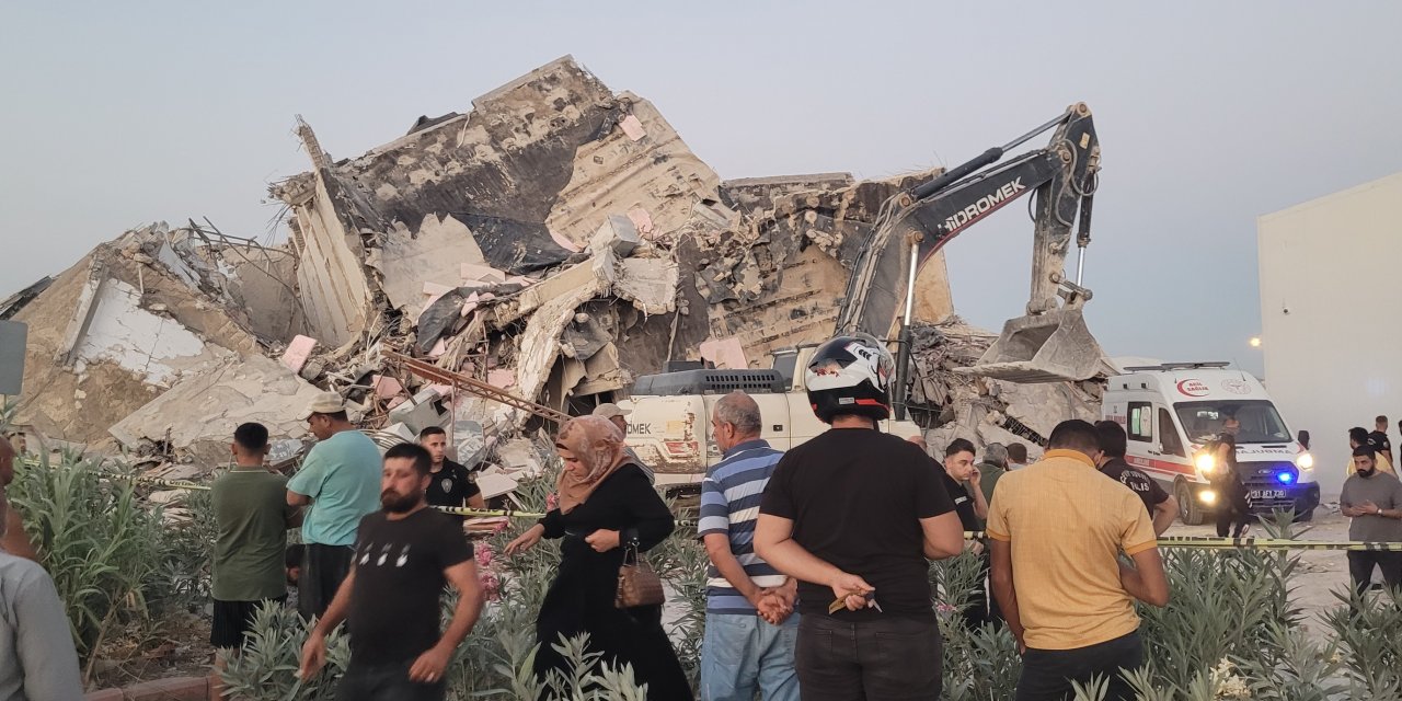 Ağır hasarlı bina iş makinesinin üstüne yıkıldı: Operatör öldü