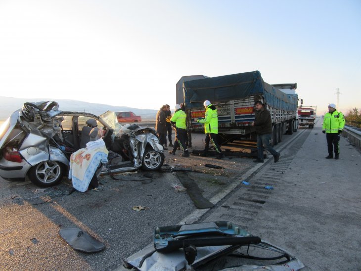 Kömür yüklü tır otomobili hurdaya çevirdi: 1 ölü, 2 yaralı