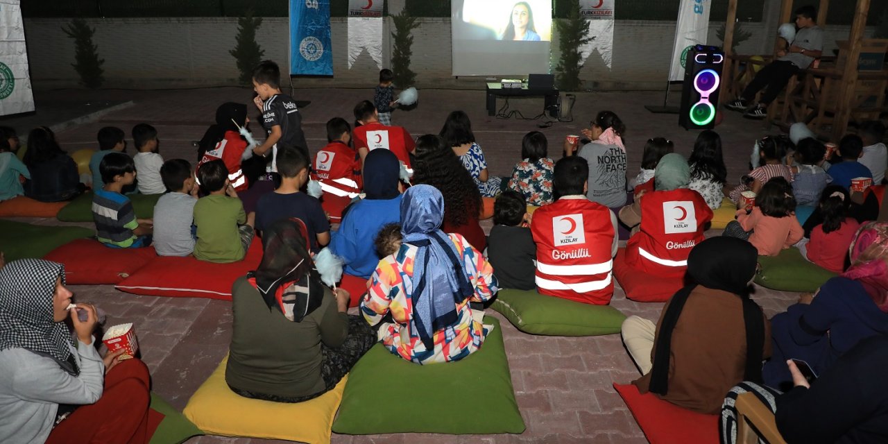 Karatay’da çocukların yüzü açık hava sinemasıyla güldü