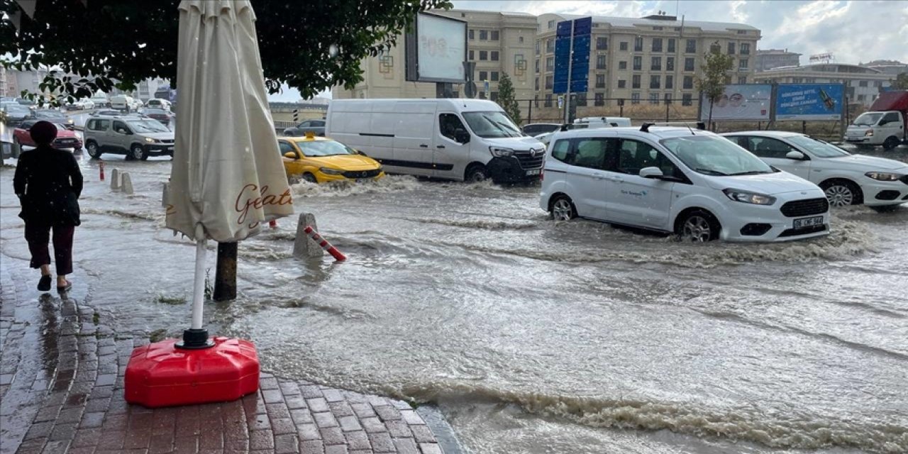 İstanbul caddeleri göle döndü