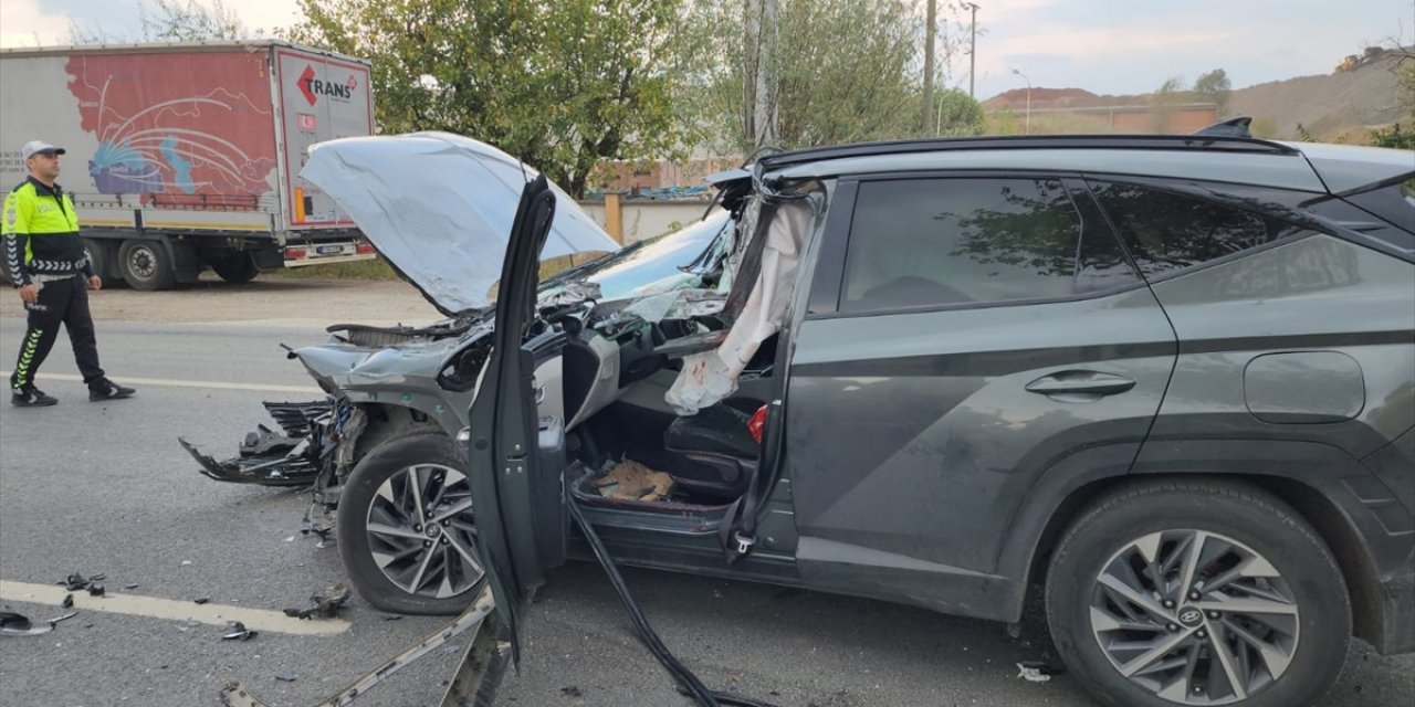 Belediyeye ait traktöre cip çarptı: 1’i ağır 6 yaralı