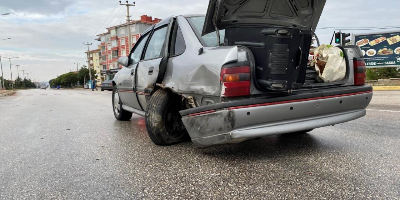 Konya’da otomobil kırmızı ışıkta bekleyen araca çaptı!