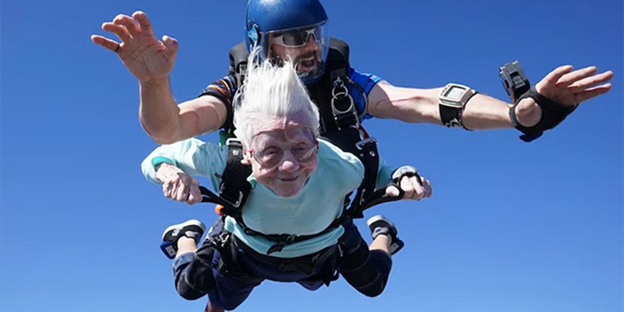 104 yaşında paraşütle atladı, rekorun yeni sahibi oldu