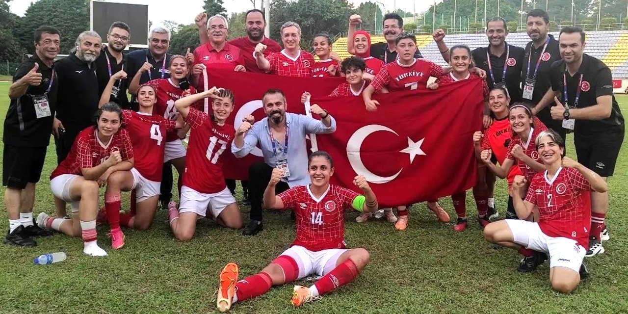 İşitme engelli kadın futbolculardan tarihi başarı