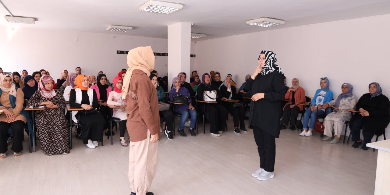 Konya’da KOMEK ve ASEM’deki görevlilere işaret dili eğitimi