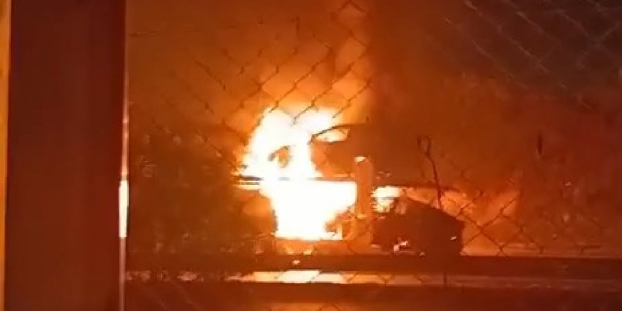 TIR’da yüklü 6 elektrikli otomobil alev alev yandı