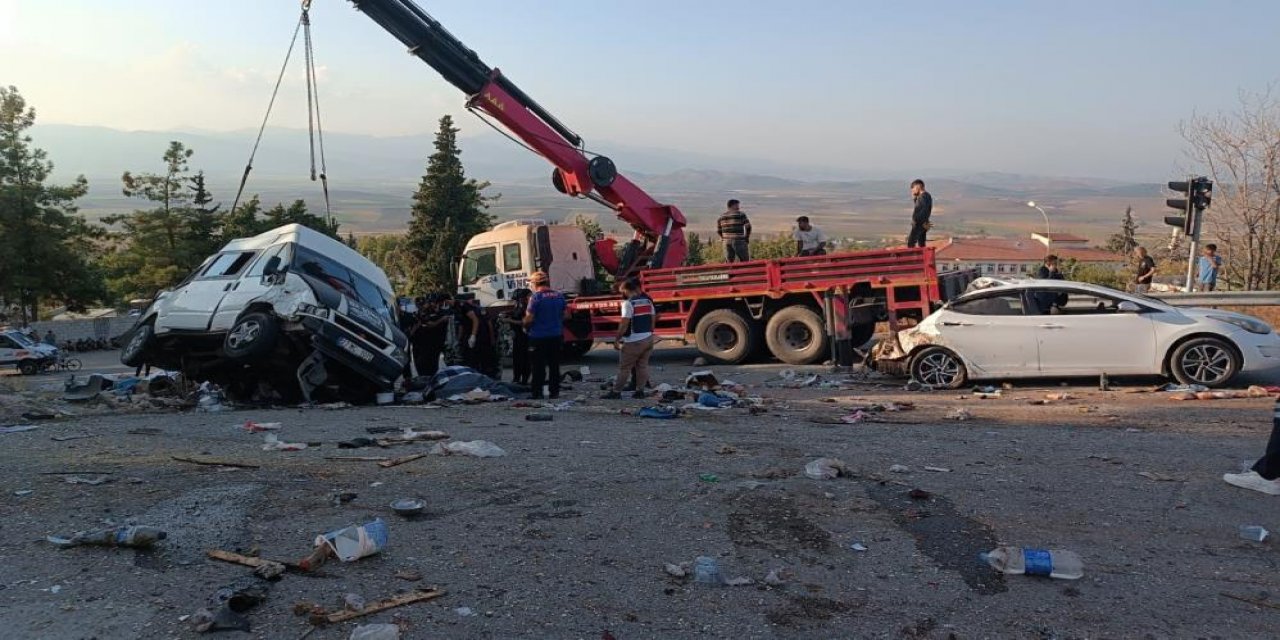 Son Dakika: Freni patlayan kamyon dehşet saçtı! 6 ölü, 16 yaralı