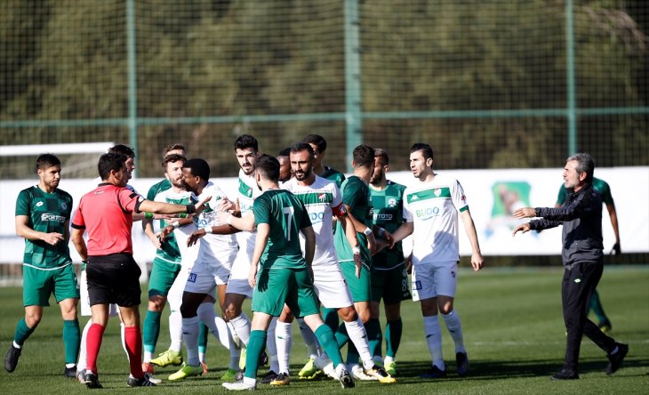 Konyaspor'un hazırlık maçında gergin anlar! Teknik direktörler sahaya girdi