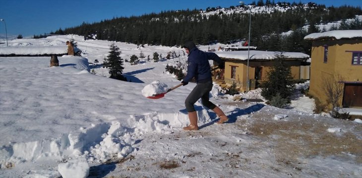 Konya'da sanatçıların yaşadığı köyde kar küreme mesaisi başladı