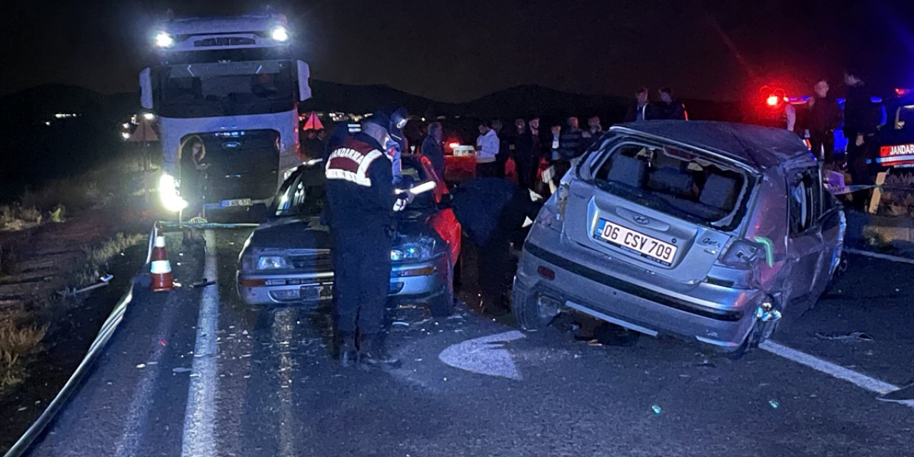 TIR ile iki otomobil çarpıştı: 1 ölü