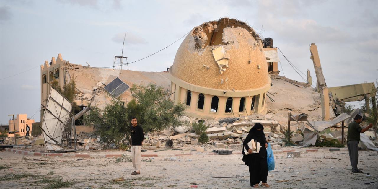 İsrail Gazze'deki El-Emin Muhammed Camii'ni vurdu