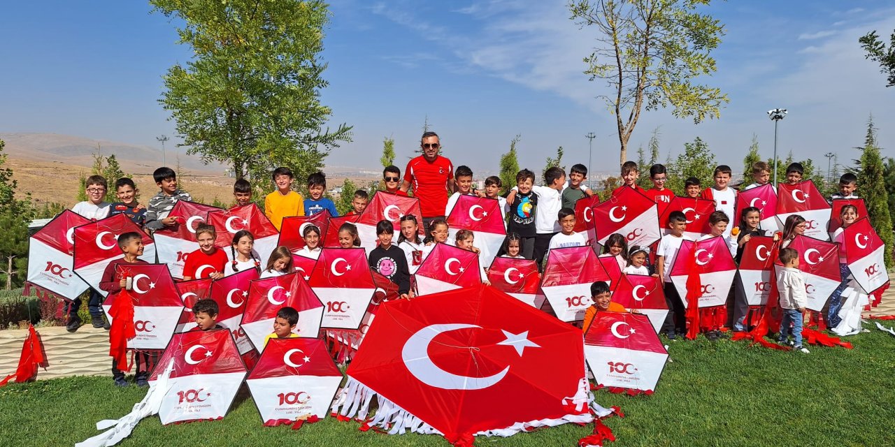 Konya’da gökyüzünü ay yıldızlı uçurtmalar süsledi