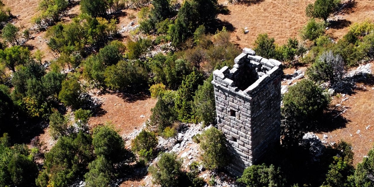 Konya sınırındaki tarihi kule yıllara meydan okuyor