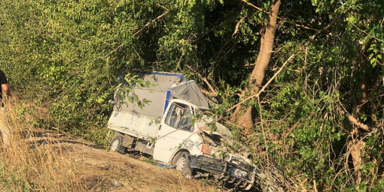 Lastiği patlayan kamyonet ağaca çarptı: 3 ölü