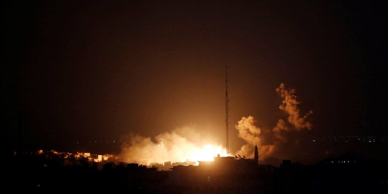 Gazze'ye düzenlenen saldırıda hayatını kaybedenlerin sayısı 900'e yükseldi