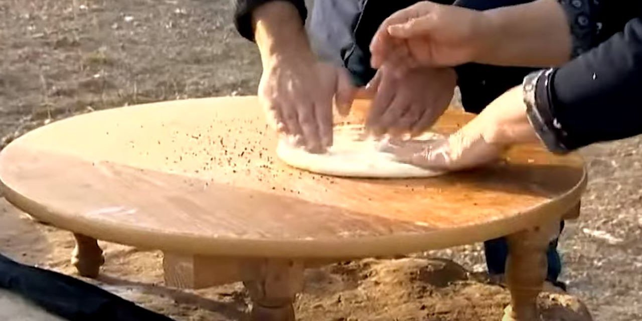 Ünlü şarkıcı Konya’da tandır ekmeği yaptı