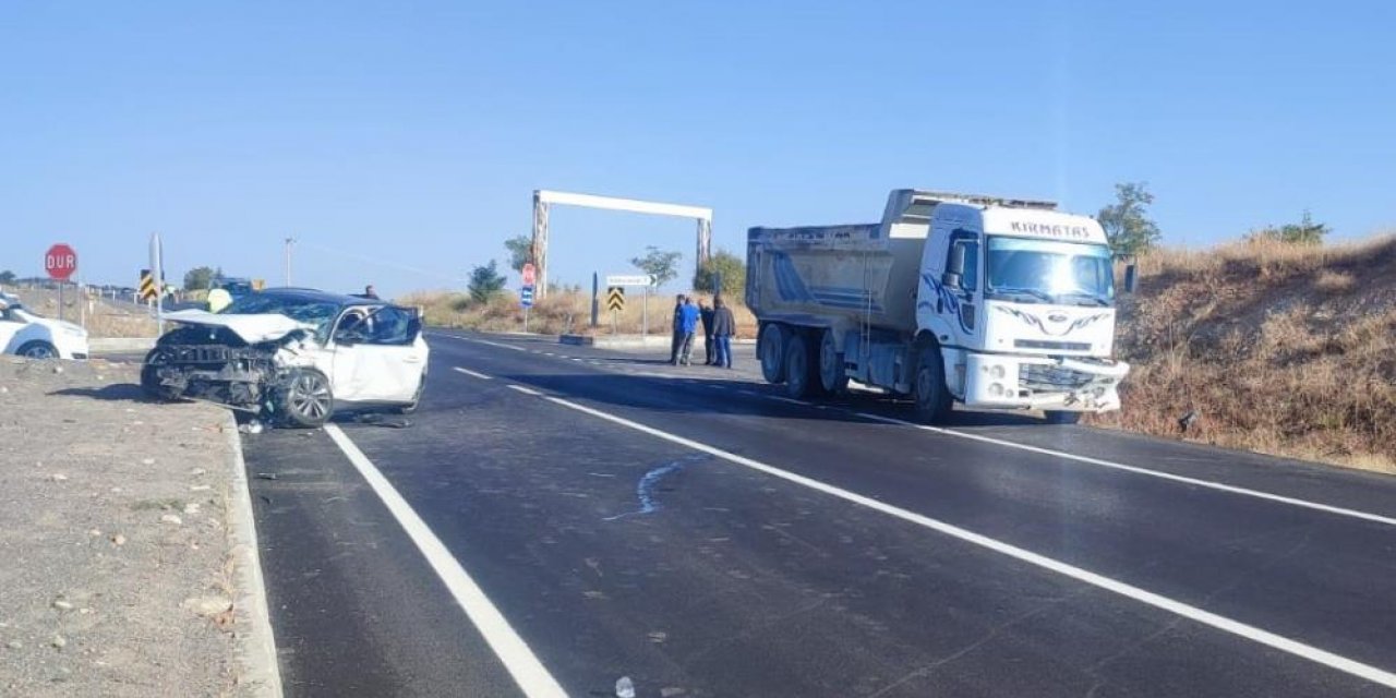 Konya’da kamyonla çarpışan otomobildeki 4 kişi yaralandı