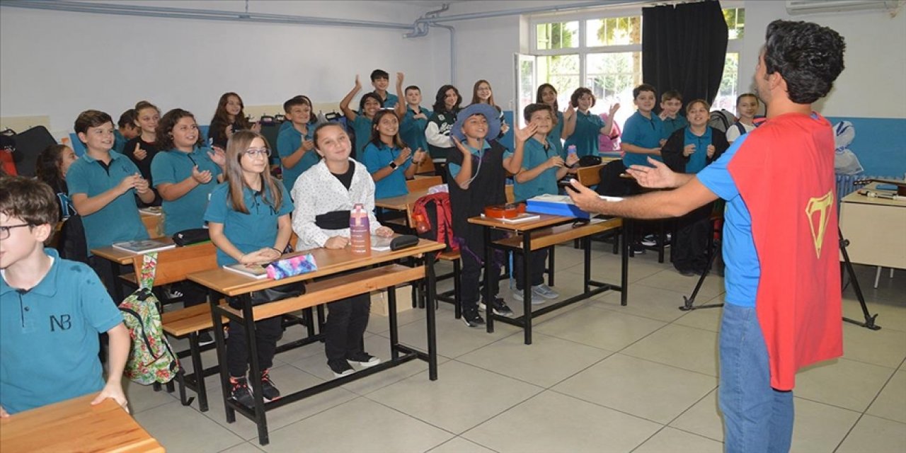 Çocuklara İngilizceyi söktüren süper kahraman: Teacherman