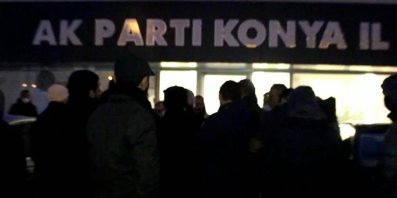 Konya AK Parti binası önünde hareketli anlar