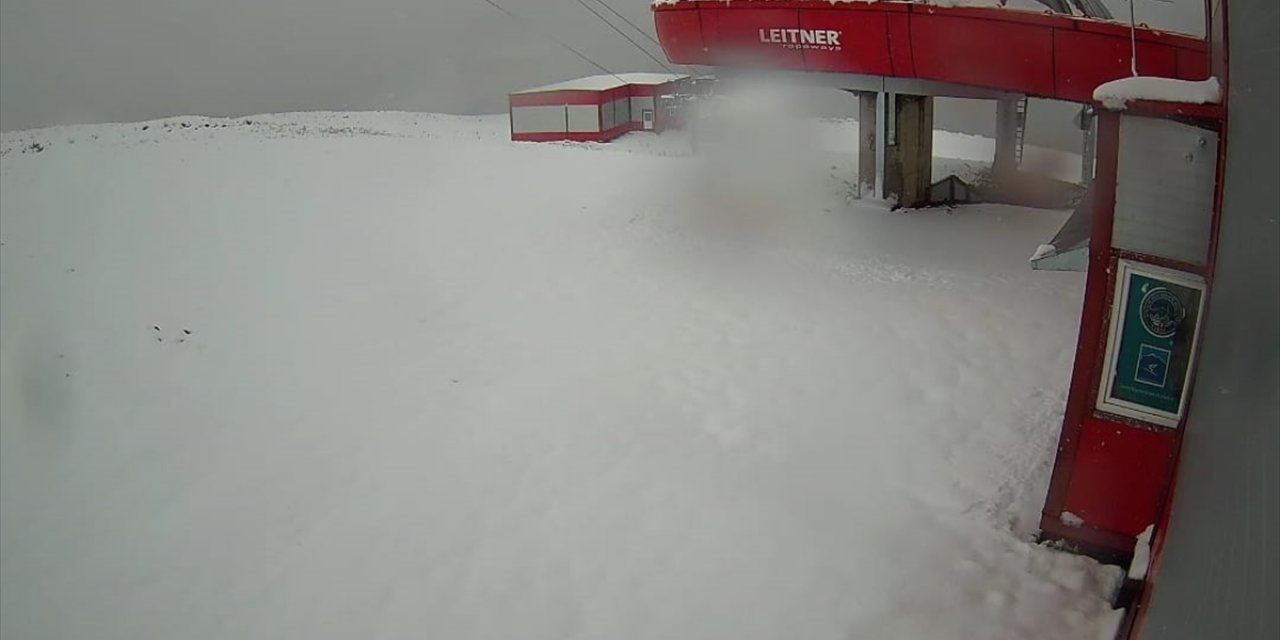 Her yer beyaza büründü, kar kalınlığı 30 santimetreye ulaştı