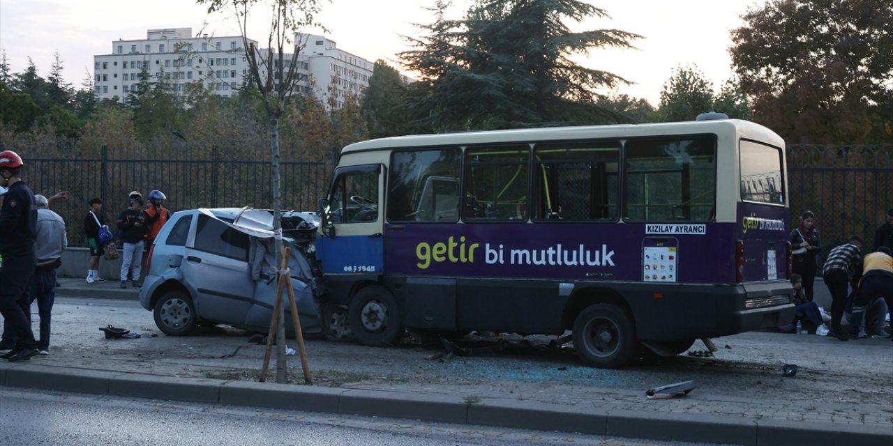 Otomobil ile dolmuş kafa kafaya çarpıştı: 1 ölü, 14 yaralı