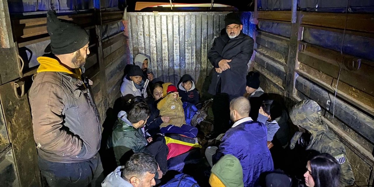 Kamyon kasasını açan jandarma 17 kaçak göçmen buldu