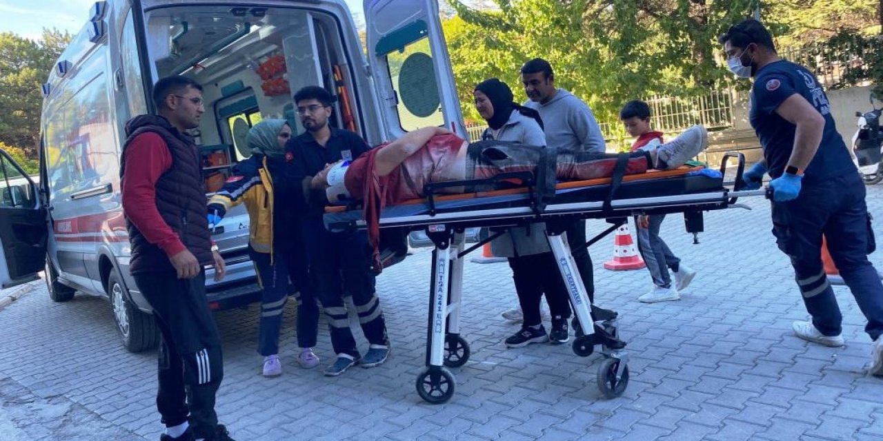 Konya’da traktörün römorkundan düşen genç hastanelik oldu