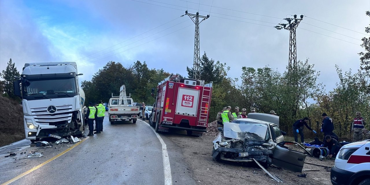 TIR ile çarpışan otomobil kağıt gibi ezildi: 3 ölü, 3 yaralı