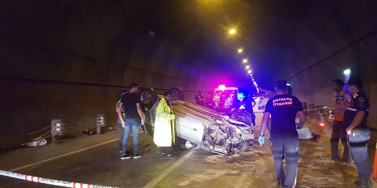 Tünelde bariyerlere çarpan otomobil takla attı: 2 ölü