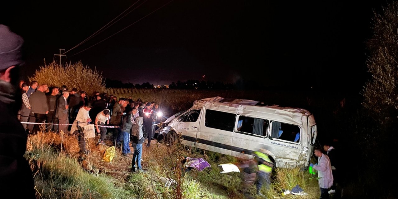 Yolcu minibüsü devrildi: 1 ölü, 10 yaralı