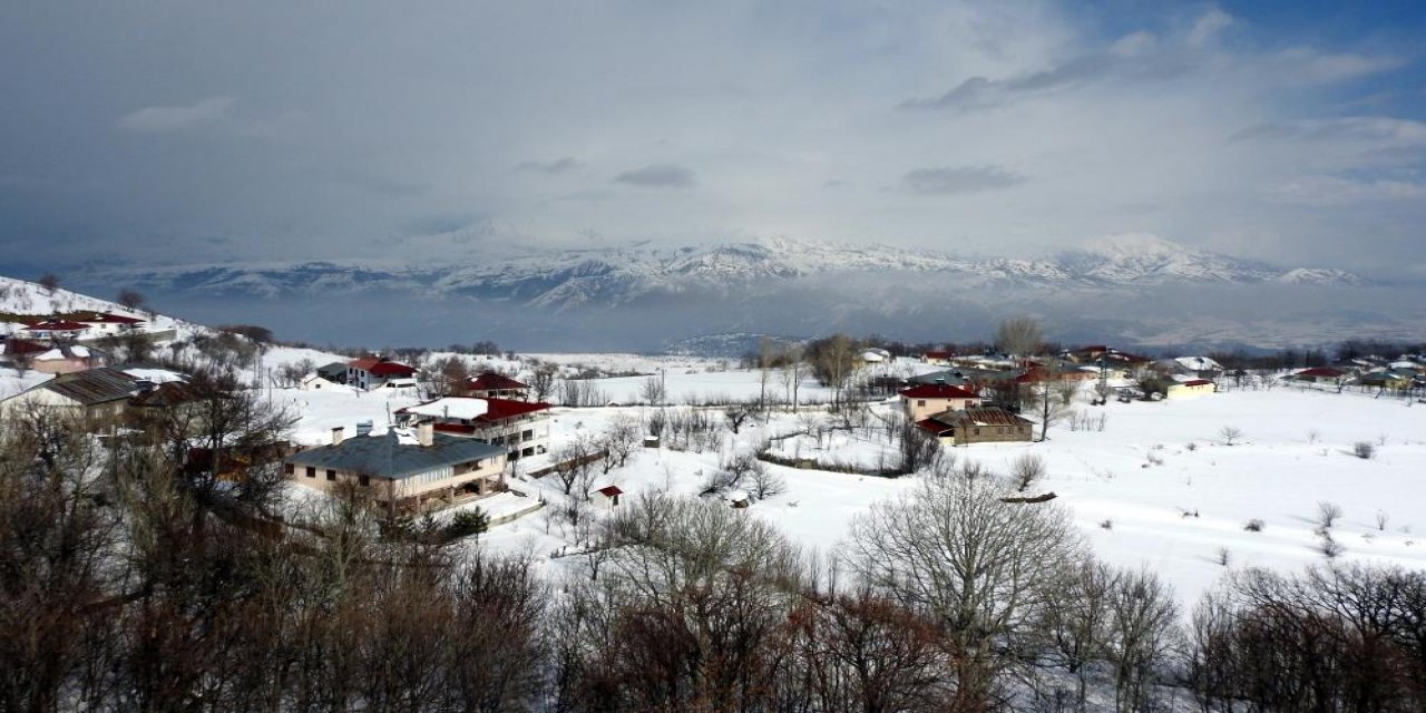 Yağmur yerini kara bıraktı, iki ilde her yer bembeyaz oldu