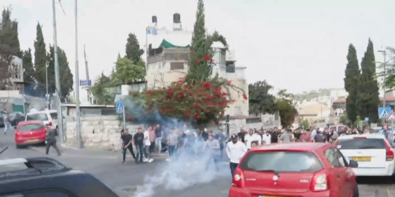 Kudüs’te gaz bombaları arasında Cuma namazı