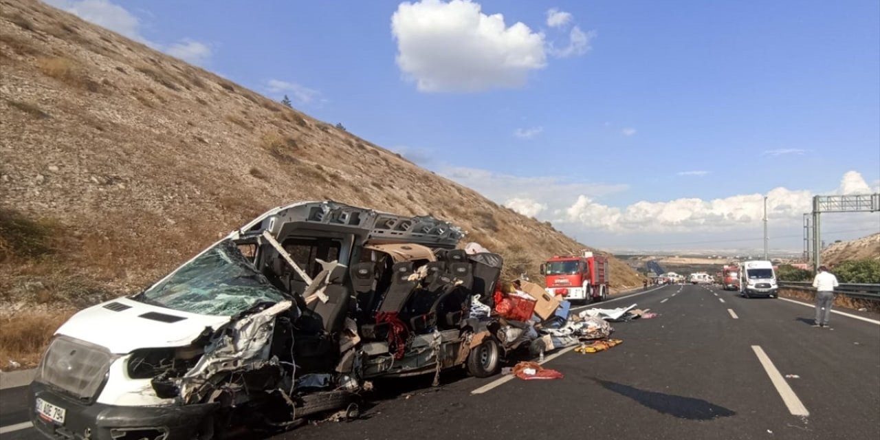 Son Dakika: Otoyolda feci kaza! 5 kişi hayatını kaybetti