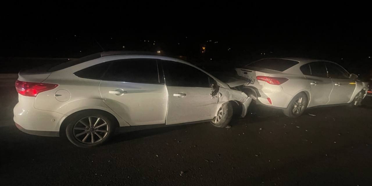 Otoyolda 11 araç birbirine girdi: 7 yaralı